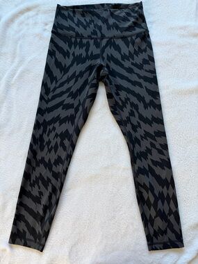 Lululemon Wunder Train High-Rise leggings Size 8 25” inseam Voltage Graphite